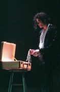 吊念“流行天王”迈克尔-杰克逊逝世一周年